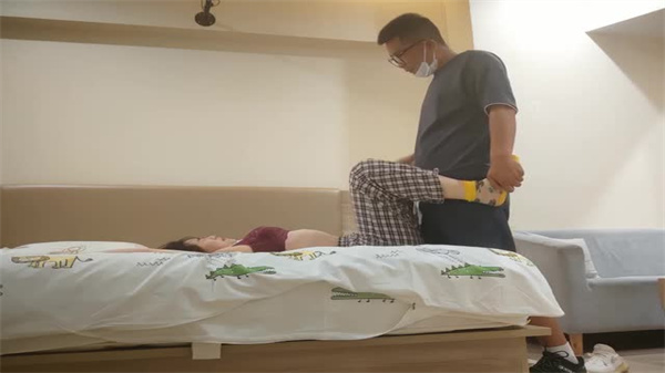 探花新作猛将出击！21岁青春嫩穴多汁，紧致娇喘欲罢不能！